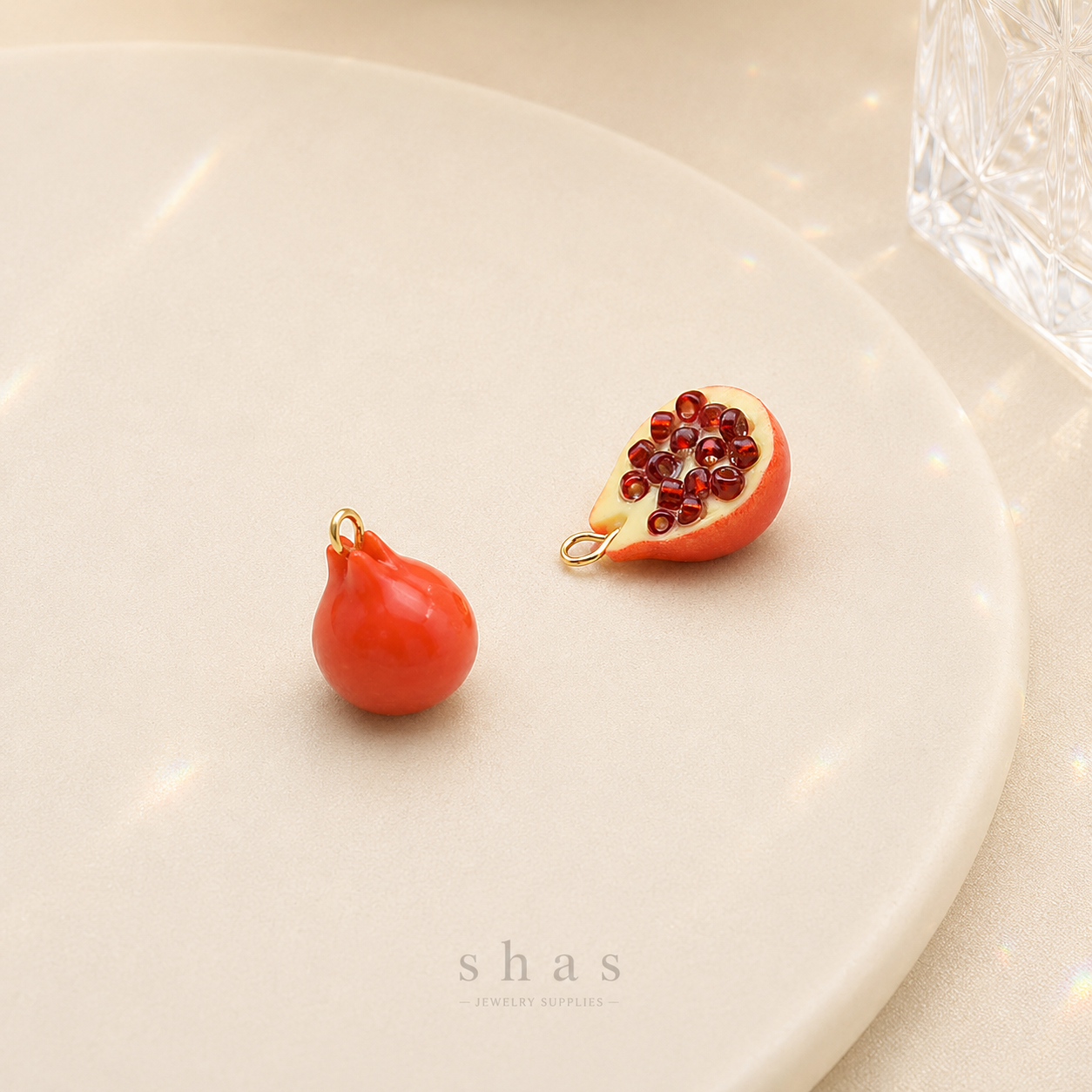 GPC15G Cut pomegranate charm ( 1 pc )