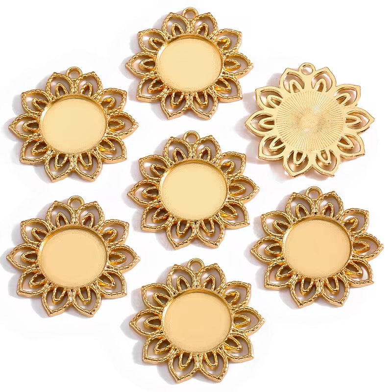 BBB 317 (d) Floral Round KC Gold cabochon connector ( 1 pc ) tarnish resistant ( 37:37 mm )