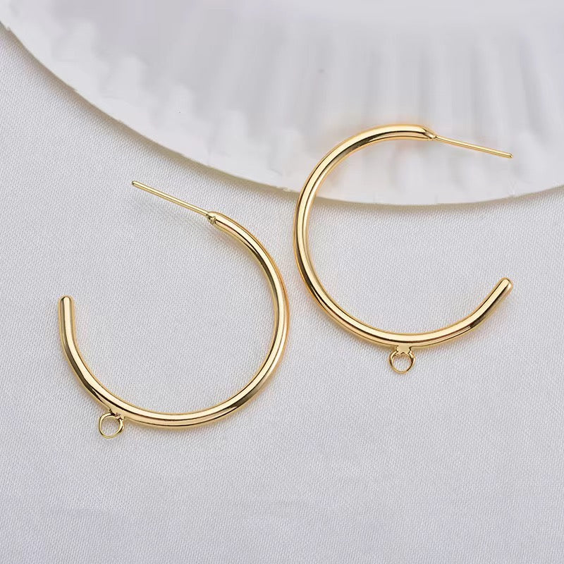 GPS03F C Shaped Stud ( 2 pc ) 18k Gold