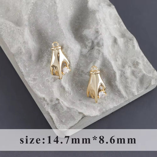 SS 3046 Hand Holding Heart Zircon Charm 18k Gold plated ( 1 pc ) Anti tarnish