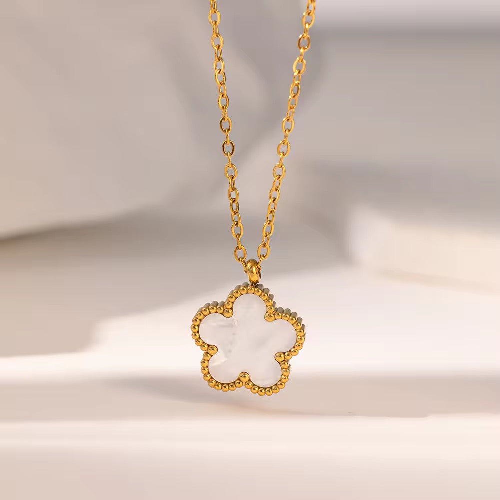 SS 249 White Clover Flower Necklace - 18k gold plated stainless steel - Anti tarnish - Wholesale