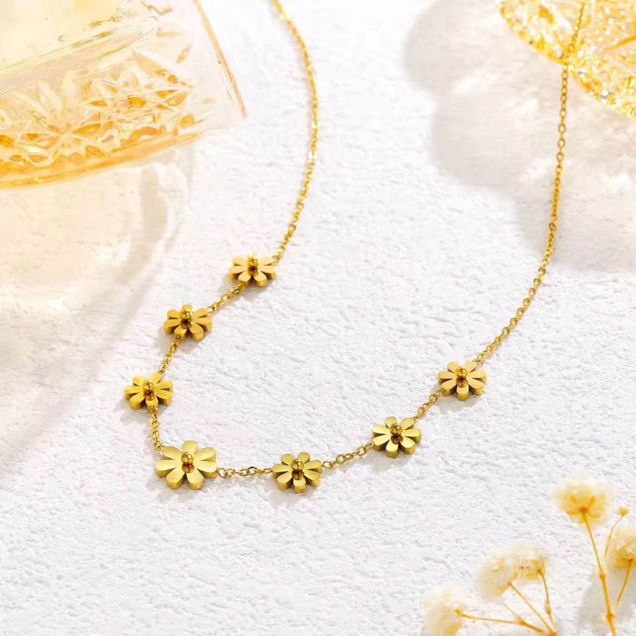 SS 265 Daisy Modern chic Necklace - 18k gold plated stainless steel - Anti tarnish - Wholesale