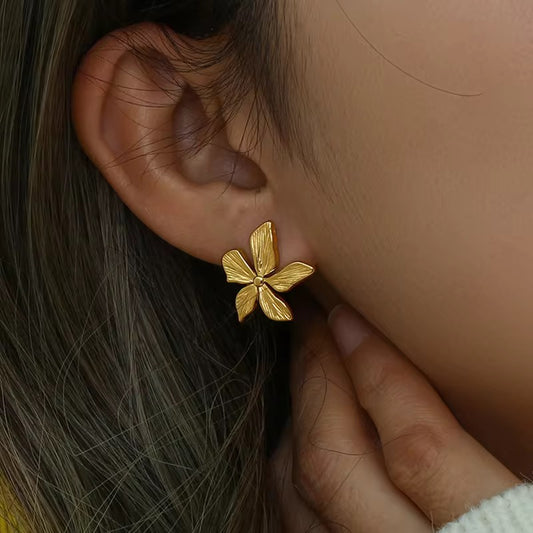 SJ 319 Textured Flower stud earring - 18k gold PVD plated stainless steel - Anti tarnish - Wholesale