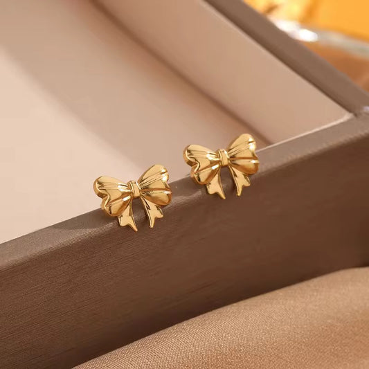 SJ 320 Dainty Bow stud earring - 18k gold PVD plated stainless steel - Anti tarnish - Wholesale