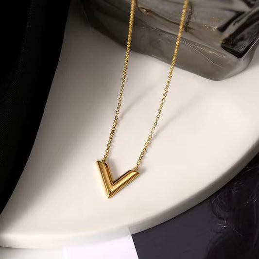 SJ 349 V shaped Necklace - 18k gold plated stainless steel - Anti tarnish - Wholesale