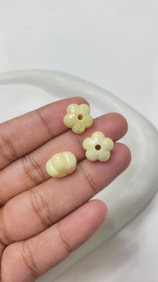 BBB 132 (B) Flower uv plated shiny irrediscent Acrylic bead (1PC)